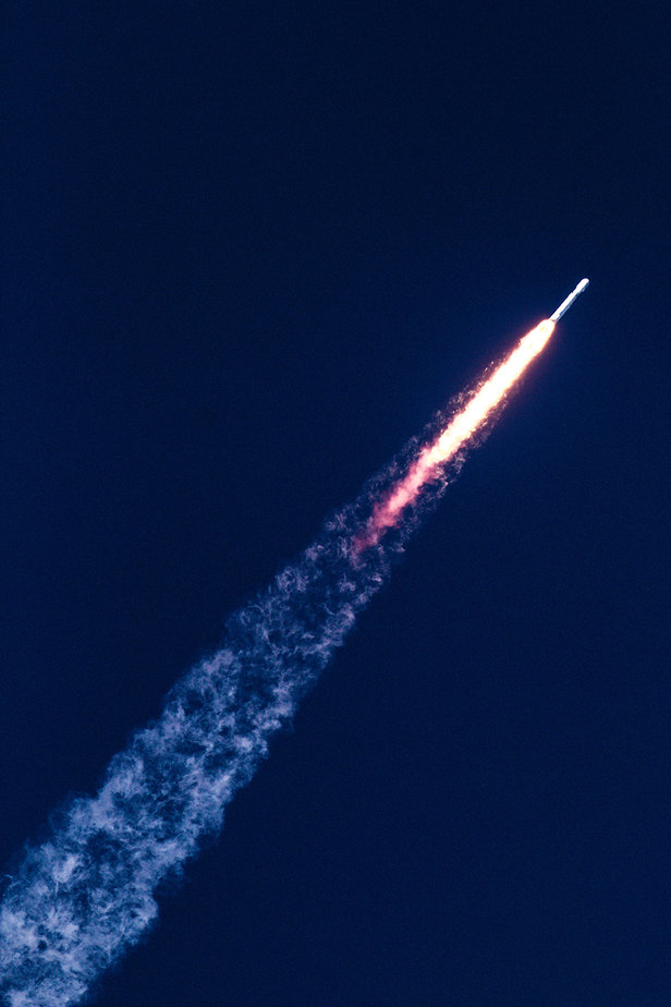 spacex falcon heavy rocket ascends