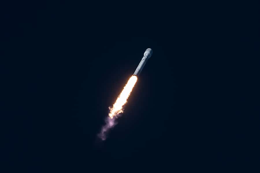 spacex falcon 9 rocket ascending